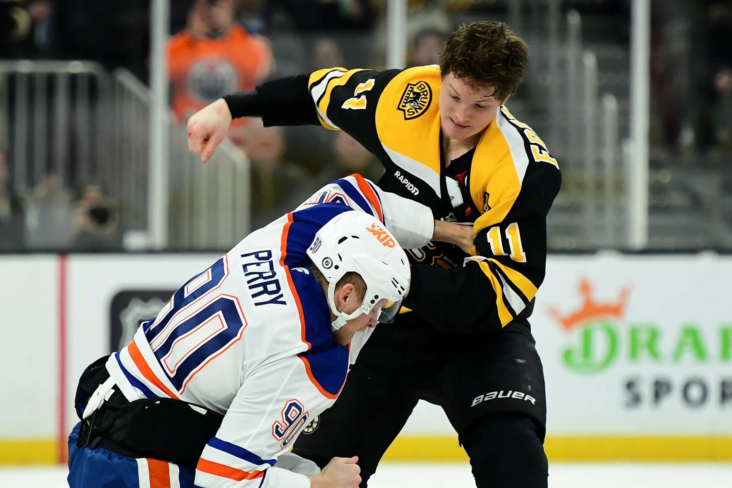 Trent Frederic im Bruins Trikto haut Corey Perry im Oilers Trikot auf die Rübe