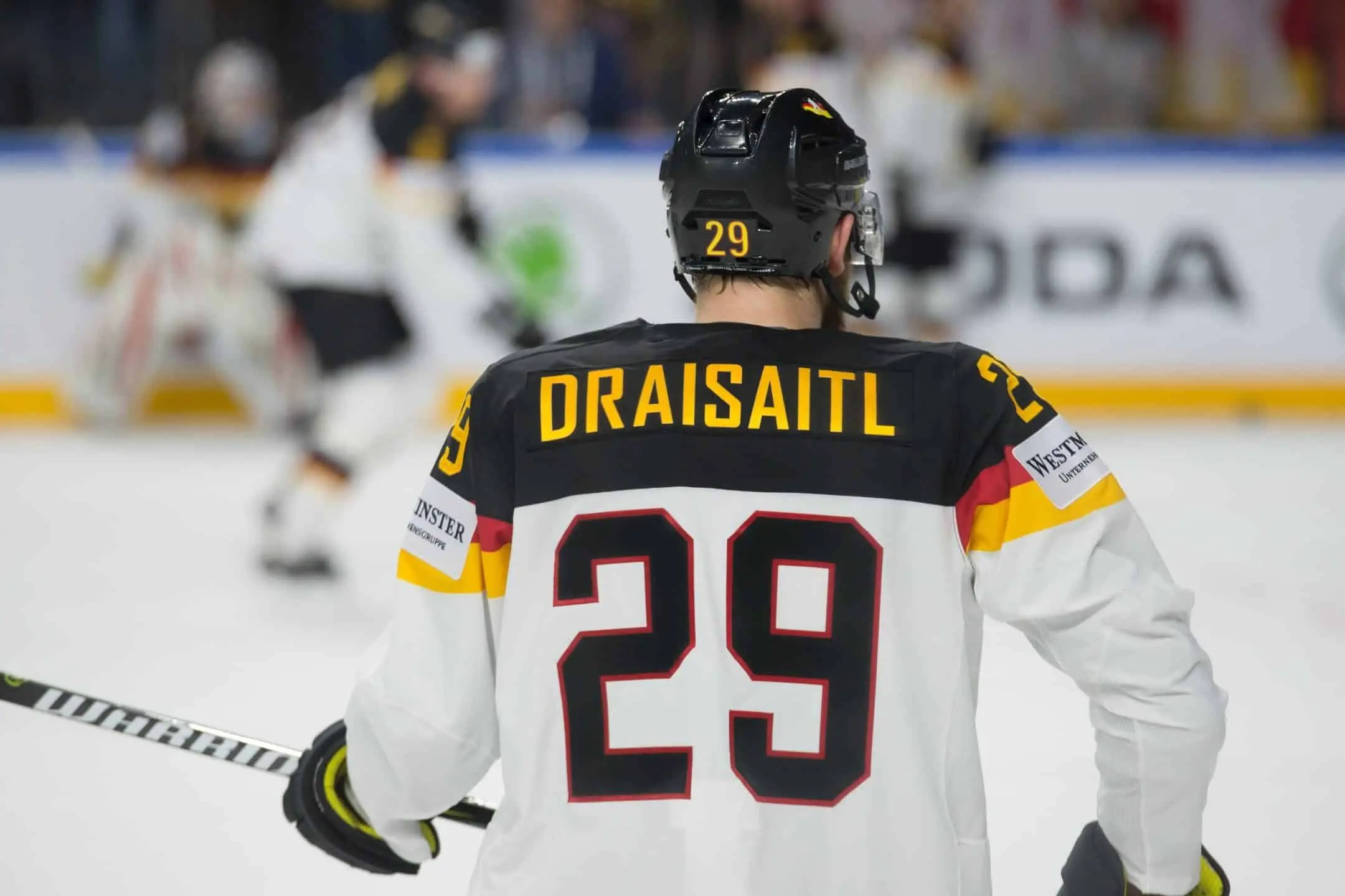Zu sehen ist der Rücken von Leon Draisaitl im Trikot der deutschen Nationalmannschaft
